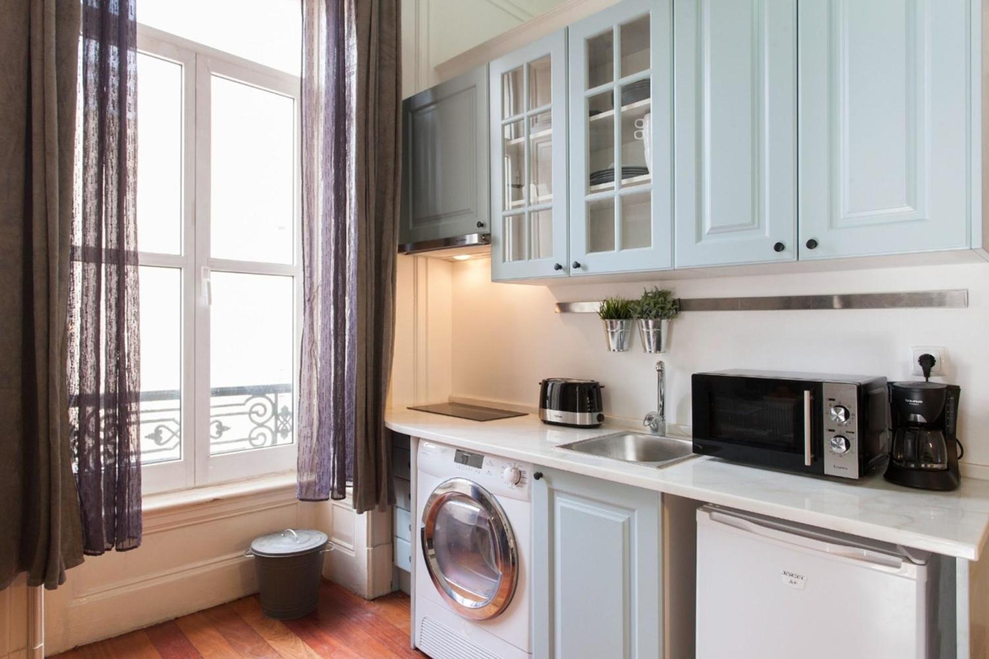 Apartment 1 Bedroom Located Heart Of
