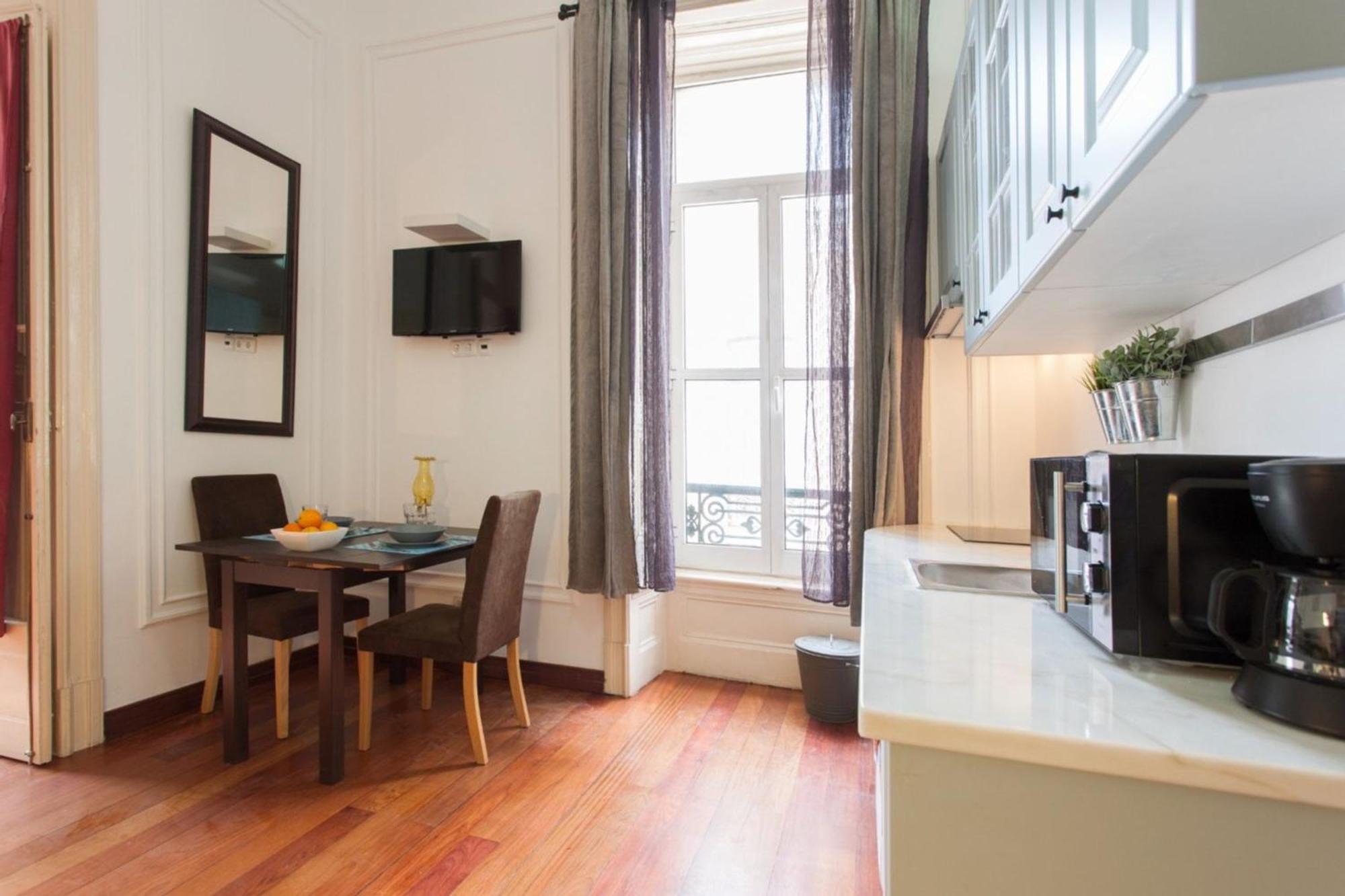 Apartment 1 Bedroom Located Heart Of *