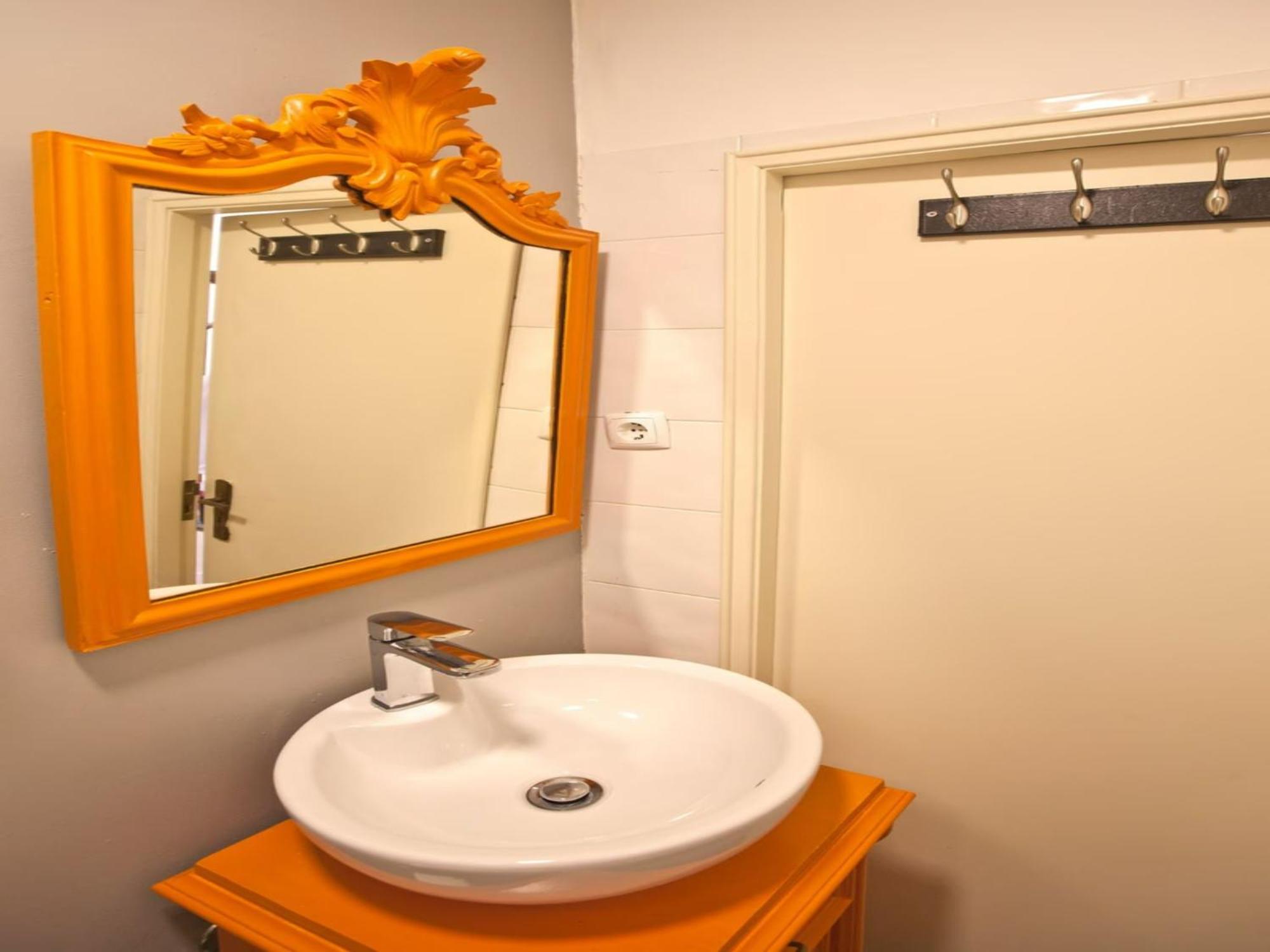 1 Bedroom Located Heart Of *