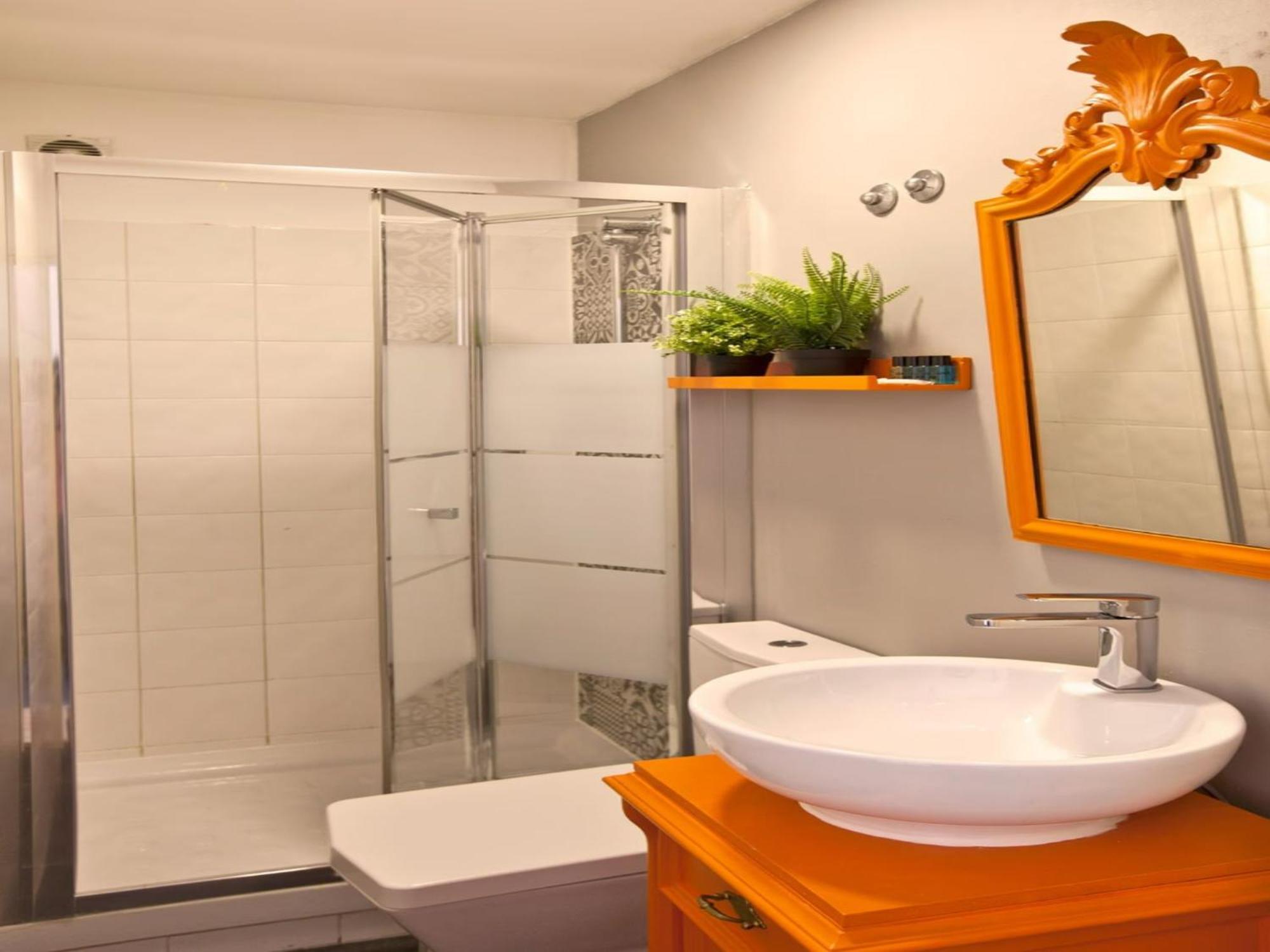 1 Bedroom Located Heart Of Apartment *